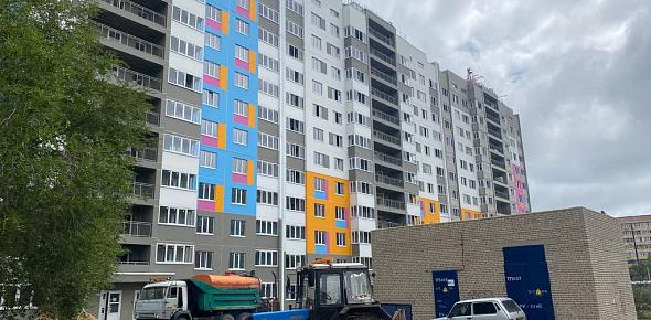 Цветной фасад и яркий подъезд: В Орске свои очертания приобрела новая многоэтажка на улице Пацаева