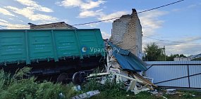 Вагон, протаранивший здание