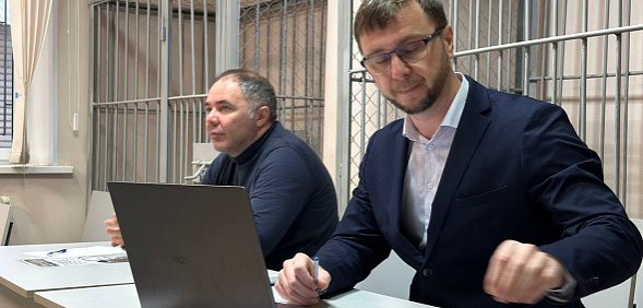 Самбурский и адвокат в зале суда 