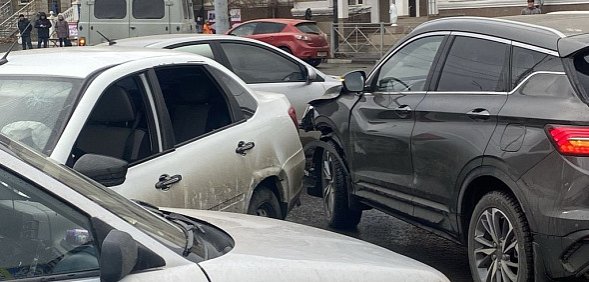 В Орске, на Авангарде, столкнулись три автомобиля