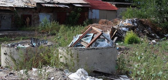 В Орске между детским садом и школой несколько лет растет свалка… в зарослях конопли