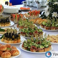 Закуски на одном из праздничных мероприятий в Орске 