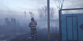 На пожаре в поселке Никель серьезно пострадали люди