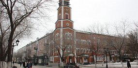 Башня с часами на площади Советской в Оренбурге 