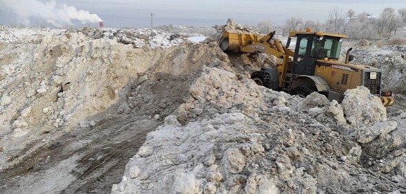 В Оренбурге работают три специальных полигона для снега, который вывозят с улиц 