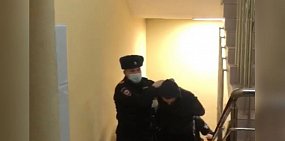 Участника ОПГ Виктора Белкина ведут в зал суда, 09.11.2021