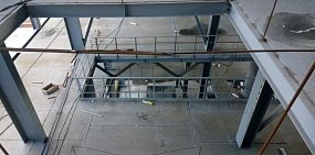 На заводе в Новотроицке рабочий упал с высоты на бетонную плиту