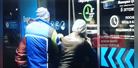  Во время ложной пожарной тревоги в ТЦ Нижнего Новгорода посетители пытались выбить двери парковки  