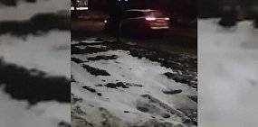 Автомобилисты Орска повреждают свои машины в яме в центре города