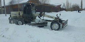 Метель и снегопад сегодня ночью «отрезали» отдаленные районы Орска от города: утром техника пробивала дороги (видео)
