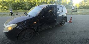 В Оренбургском районе в ДТП пострадали двое 13-летних детей. Их мопед врезался в Renault Sandero