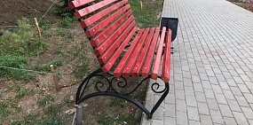 Лавочки сдвинули с пешеходных дорожек в парке Строителей