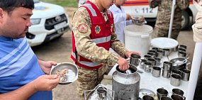 В Казахстане на границе с Россией организовали горячее питание для водителей, стоящих в пробке на пункте пропуска