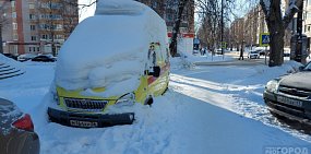 В одном из дворов Сыктывкара стоит брошенный автомобиль скорой помощи с оренбургскими номерами