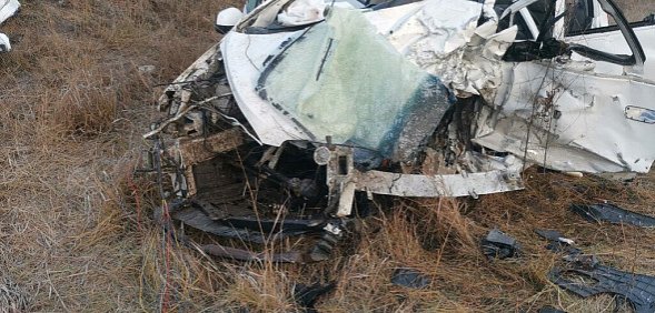 В лобовом столкновении с грузовиком под Оренбургом погибла женщина: легковушка превратилась в груду металла