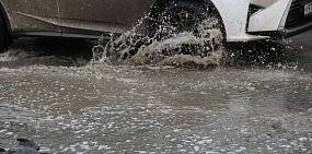 В Орске автомобили пробивают колеса в ямах, скрытых под лужами