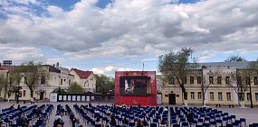 В Оренбурге показывают военные фильмы в кинотеатре под открытым небом