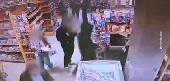 Подростки попали на камеру видеонаблюдения. Источник: РБК