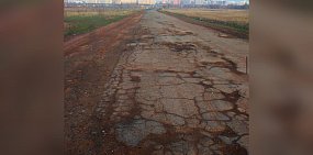 «Городу стыдно должно быть за такие дороги»: жители Оренбурга просят губернатора обратить внимание на дорогу по улице Автодромной
