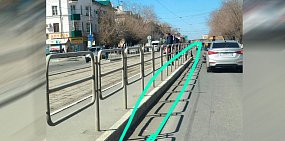 В центре Орска даже после уборки остается грязь на дорогах