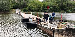 В Орске в очередной раз ремонтируют понтонный мост в парке Строителей