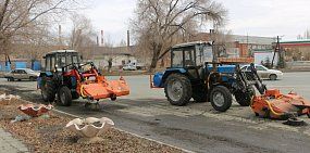 В Орске начали убирать грязь с обочин и прибордюрной части дорог