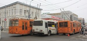 Частный vs муниципальный: В Оренбурге произошло ДТП с участием троллейбуса и автобуса ПАЗ