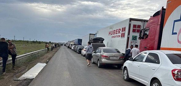Под Орском граждан России и Казахстана начали пропускать в первую очередь, а в АПП Сагарчин пробка не уменьшается