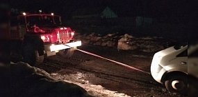 Ночью в Оренбургской области эвакуировали машину скорой помощи, которая застряла на дороге