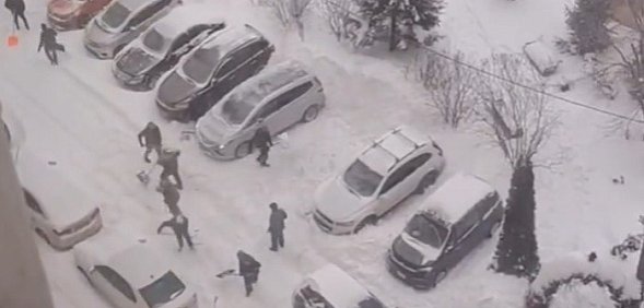 Чистка дорог местным жителями от снега. Источник: ТГ-канал Mash