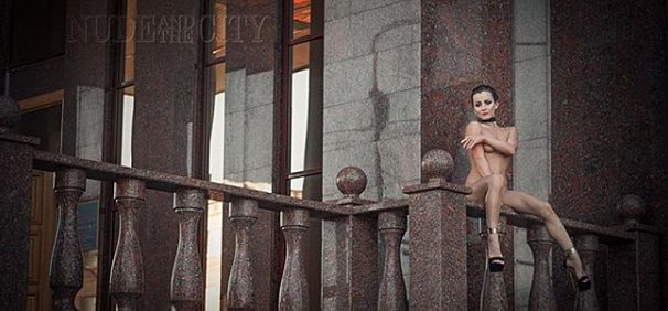 Оренбургский фотограф устроил обнаженную съемку перед библиотекой ОГУ (18+)
