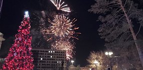 В Оренбурге открылась главная новогодняя елка