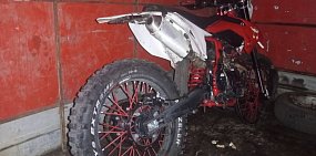 В Кувандыке 32-летний водить питбайка сломал позвоночник, выполняя трюк на самодельной трассе