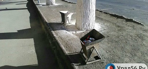 Жители Орска жалуются, что на улицах нет урн для мусора