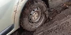 «Ничего не поменялось»: Дорогу в селе Оренбургской области, которую обещали сделать к 1 августа, так и не отремонтировали