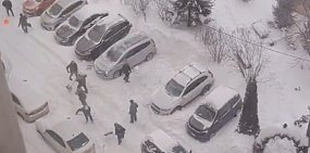 Чистка дорог местным жителями от снега. Источник: ТГ-канал Mash