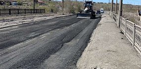 В Орске перед Радоницей асфальтовой крошкой выровняли мост, ведущий в поселок Первомайский
