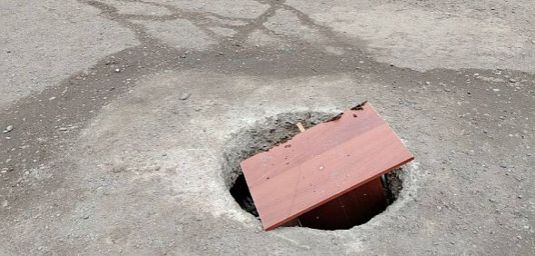 Открытый колодец на улице Братьев Башиловых, фото: тг-чат Евгения Солнцева