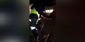Сотрудники ГИБДД помогли Оренбуржцу отбуксировать автомобиль. Фото УМВД по Оренбургской области 