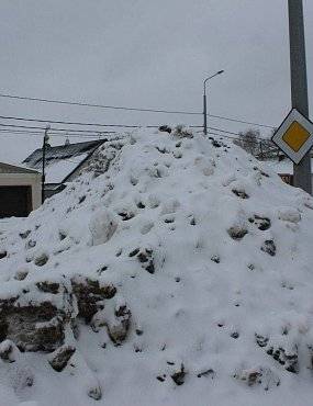 В Оренбурге из-за огромной кучи снега водителям не видно дорожный знак