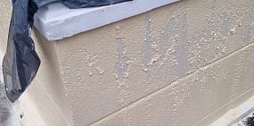 Осыпавшаяся штукатурка в сквере имени Ленина. Фото местных жителей 