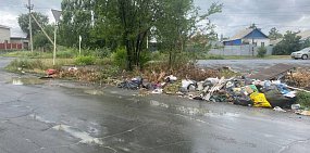 Мусор у контейнерной площадки в Орске. Фото из архива