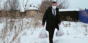 После того, как СМИ рассказали про мать и дочь, которые живут без света, газа и воды несколько лет, к ним наведался мэр Бугуруслана