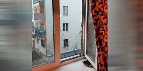 В Орске из окна третьего этажа выпал трехлетний ребенок. Он находился в квартире еще с двумя детьми