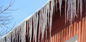 Дома в центре Орска начали «обрастать» сосульками – ходить по тротуарам опасно