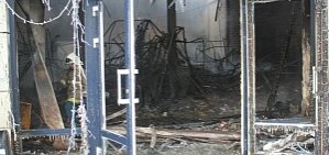 Соцсети: Сгоревший в Оренбурге ТЦ «Мир» до сих пор дымится