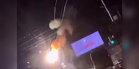 В Оренбурге ночью в двух местах замкнуло контактные троллейбусные провода (видео)