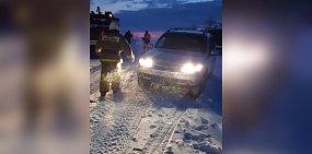 Помощь участникам затора. Фото: Пресс-служба МЧС по Оренбургской области