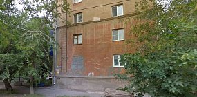 В Орске в доме по проезду Металлургов из-под крана идет ржавая вода, а подвал топит канализация