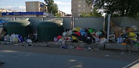 Заваленная контейнерная площадка, фото из архива